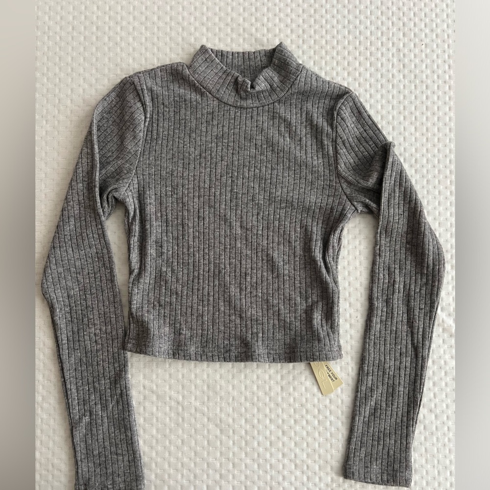 New with tags! OGL crop knit long sleeve grey top. Size medium